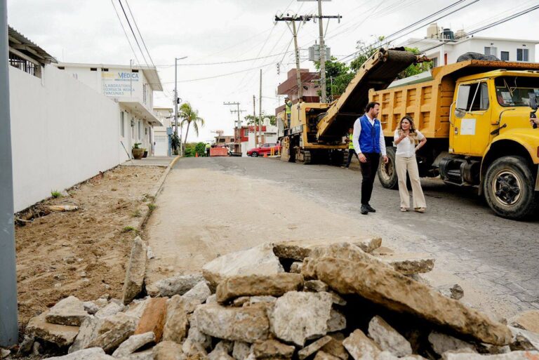 Alcaldesa Maryjose Gamboa acompañada del coordinador de Obras del Ayuntamiento de Boca del Río, Jorge Lohmann