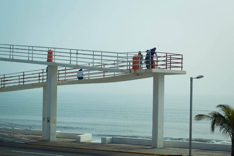 Mantenimiento urbano en el puente peatonal de El Morro