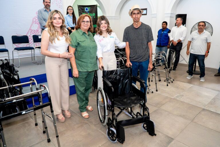 Maryjose Gamboa Torales y la presidenta del DIF Municipal, María Paula Hakim Gamboa, entregaron sillas de ruedas, bastones y andaderas a boqueños