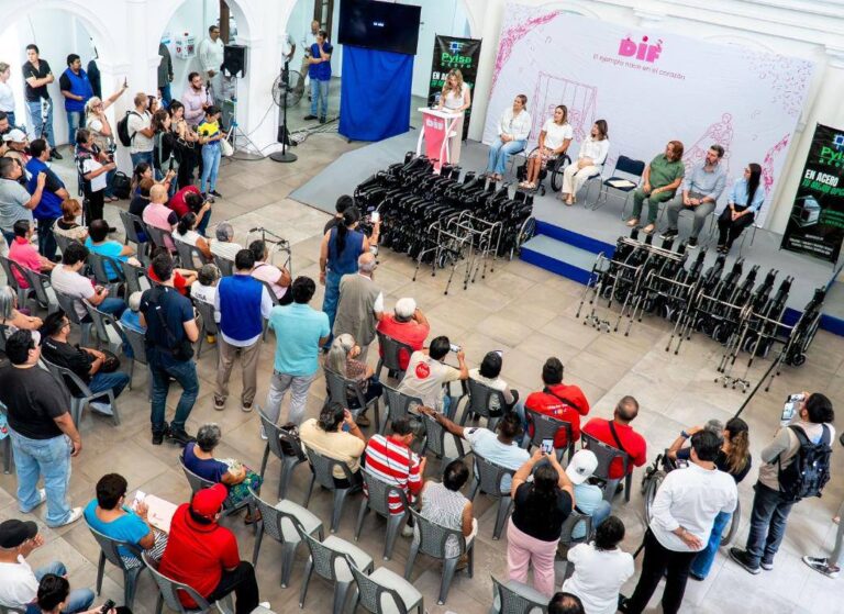 Maryjose Gamboa Torales y la presidenta del DIF Municipal, María Paula Hakim Gamboa, entregaron sillas de ruedas, bastones y andaderas a boqueños
