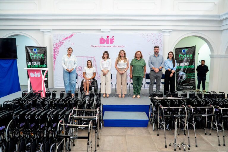 Maryjose Gamboa Torales y la presidenta del DIF Municipal, María Paula Hakim Gamboa, entregaron sillas de ruedas, bastones y andaderas a boqueños
