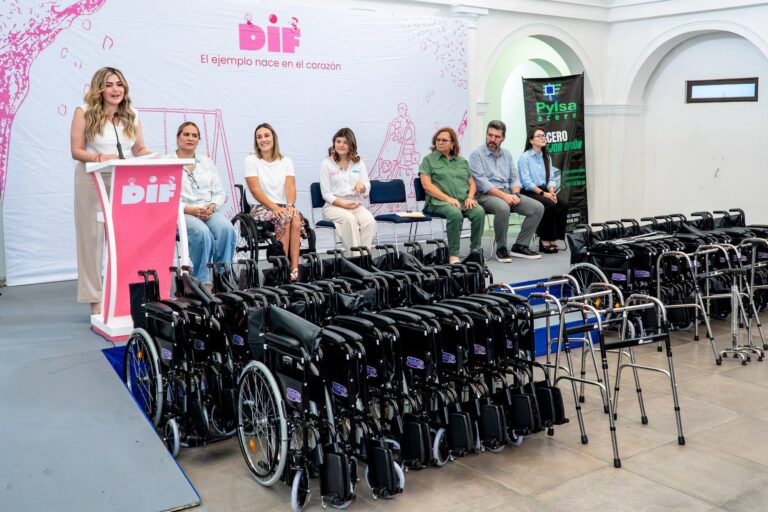 Maryjose Gamboa Torales y la presidenta del DIF Municipal, María Paula Hakim Gamboa, entregaron sillas de ruedas, bastones y andaderas a boqueños