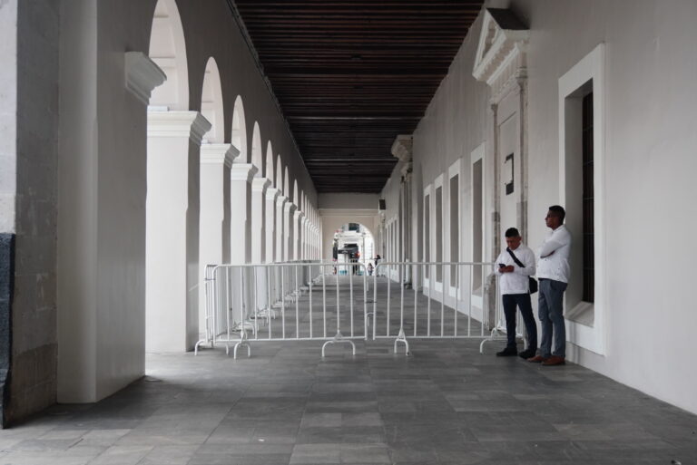 Resguardan los accesos al Palacio de Gobierno de Veracruz ante el arribo de productores cafetaleros/Fotos: Yerania Rolón