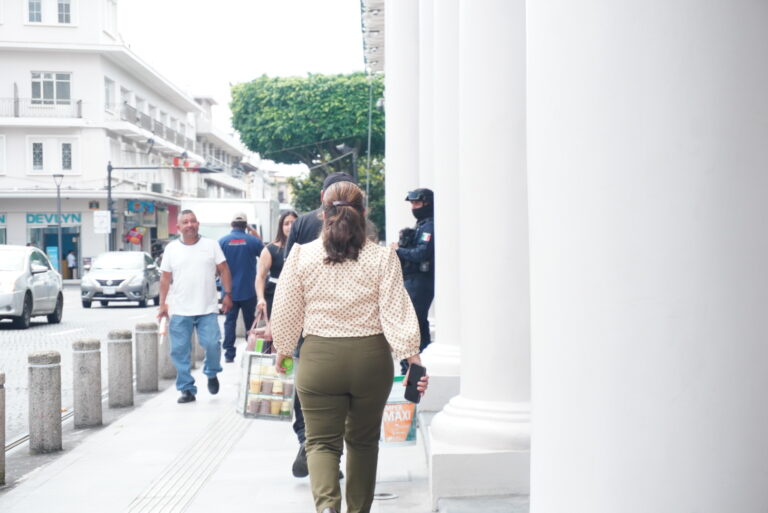 Resguardan los accesos al Palacio de Gobierno de Veracruz ante el arribo de productores cafetaleros/Fotos: Yerania Rolón