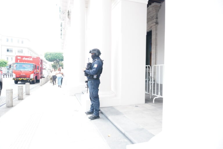 Resguardan los accesos al Palacio de Gobierno de Veracruz ante el arribo de productores cafetaleros/Fotos: Yerania Rolón