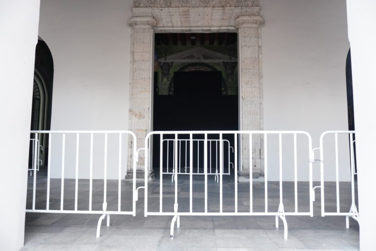 Resguardan los accesos al Palacio de Gobierno de Veracruz ante el arribo de productores cafetaleros/Fotos: Yerania Rolón