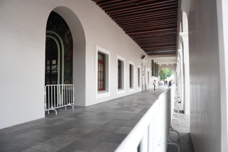 Resguardan los accesos al Palacio de Gobierno de Veracruz ante el arribo de productores cafetaleros/Fotos: Yerania Rolón