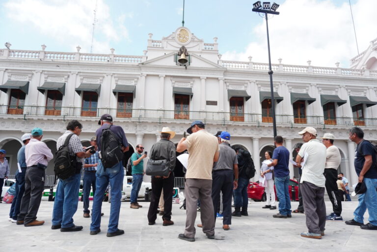 Resguardan los accesos al Palacio de Gobierno de Veracruz ante el arribo de productores cafetaleros/Fotos: Yerania Rolón