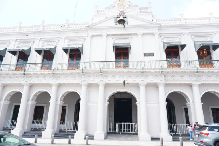 Resguardan los accesos al Palacio de Gobierno de Veracruz ante el arribo de productores cafetaleros/Fotos: Yerania Rolón