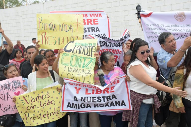 Familiares y amigos de la reportera desaparecida Roxana Berenice, se manifestaron ante la presidenta Clauida Sheinbaum durante su visita a Coatzacoalcos/Foto: Noé Zavaleta