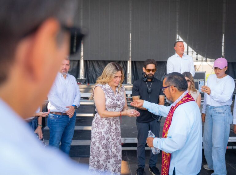 Bendición del escenario que albergará los conciertos masivos