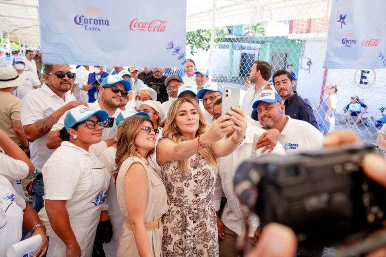 La alcaldesa de Boca del Río, Maryjose Gamboa Torales, encabezó la entrega de porciones del tradicional Filete Relleno de Mariscos