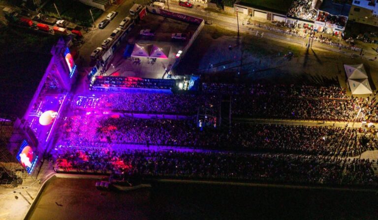 Con la presentación de Cristian Castro, la alcaldesa, Maryjose Gamboa, cierra con éxito las fiestas de Santa Ana 2026