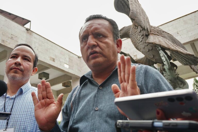 El alcalde de Ixhuatlán del Sureste, Raúl González Martínez, entregó al Congreso de Veracruz las pruebas con las que busca deslindarse del asesinato de Roxana Guzmán/Foto: Yerania Rolón