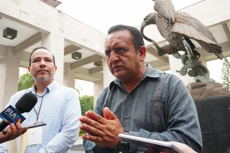 El alcalde de Ixhuatlán del Sureste, Raúl González Martínez, entregó al Congreso de Veracruz las pruebas con las que busca deslindarse del asesinato de Roxana Guzmán/Foto: Yerania Rolón