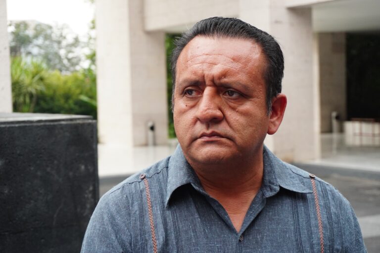 El alcalde de Ixhuatlán del Sureste, Raúl González Martínez, entregó al Congreso de Veracruz las pruebas con las que busca deslindarse del asesinato de Roxana Guzmán/Foto: Yerania Rolón