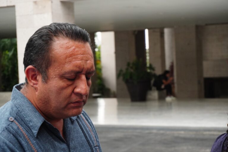 El alcalde de Ixhuatlán del Sureste, Raúl González Martínez, entregó al Congreso de Veracruz las pruebas con las que busca deslindarse del asesinato de Roxana Guzmán/Foto: Yerania Rolón