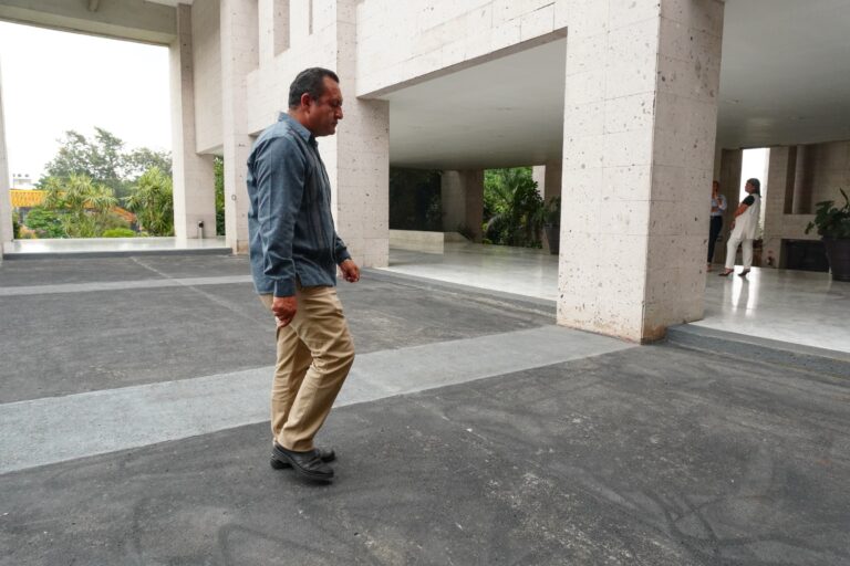 El alcalde de Ixhuatlán del Sureste, Raúl González Martínez, entregó al Congreso de Veracruz las pruebas con las que busca deslindarse del asesinato de Roxana Guzmán/Foto: Yerania Rolón