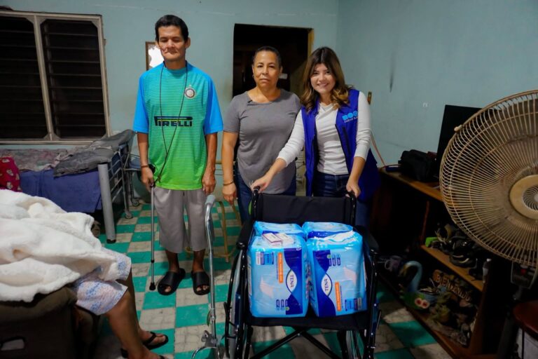 La presidenta del DIF Municipal de Boca del Río, María Paula Hakim Gamboa,  encabezó una nueva entrega de pañales para adultos