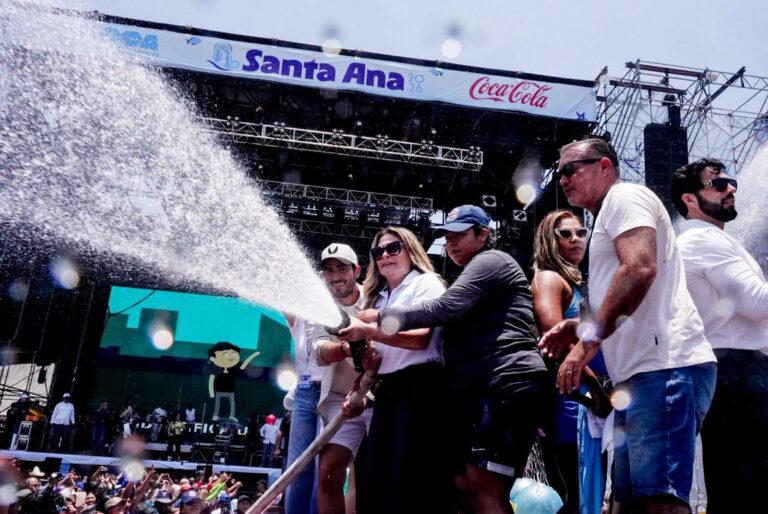 Alcaldesa de Boca del Río, Maryjose Gamboa Torales, encabezó el tradicional Baño Popular de Santa Ana 2026