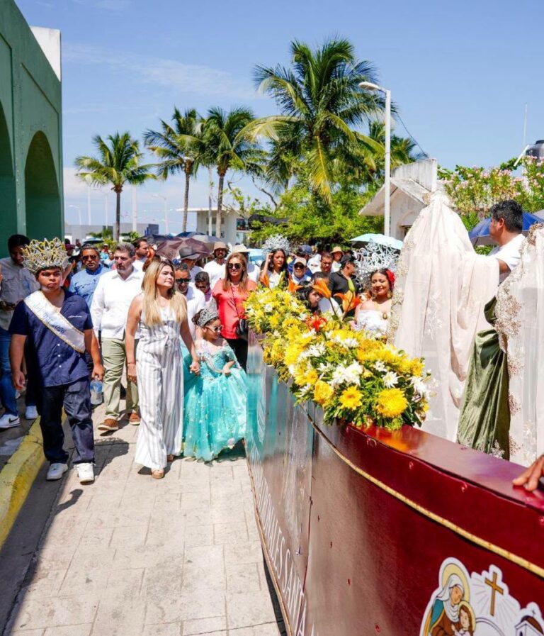 La alcaldesa de Boca del Río, Maryjose Gamboa Torales, encabezó la procesión en honor a la Señora de Santa Ana