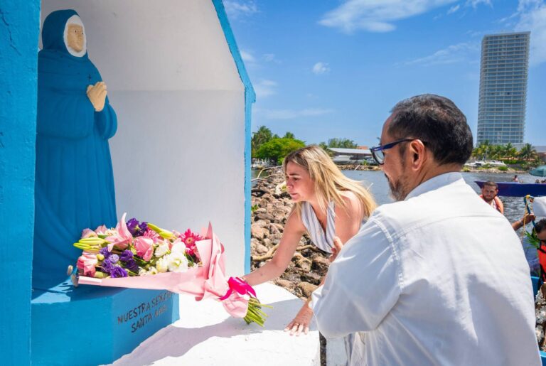 La alcaldesa de Boca del Río, Maryjose Gamboa Torales, encabezó la procesión en honor a la Señora de Santa Ana
