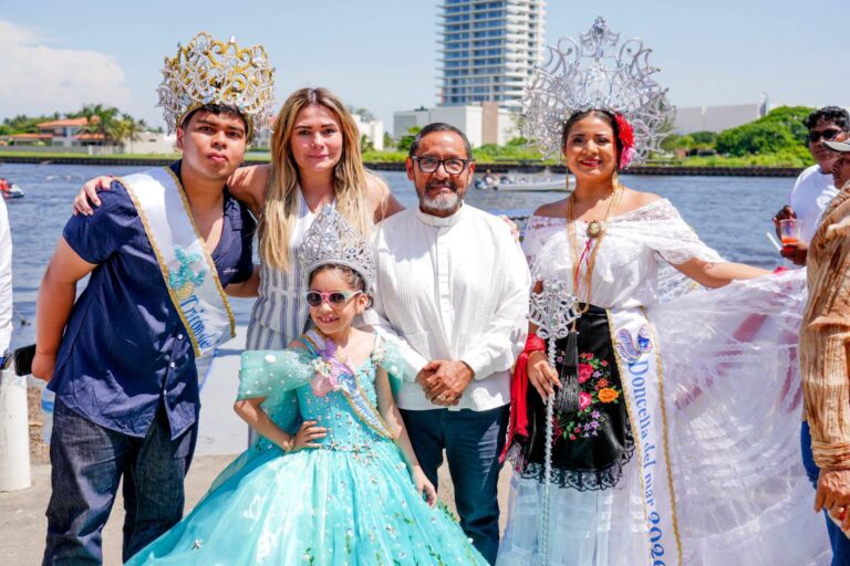 La alcaldesa de Boca del Río, Maryjose Gamboa Torales, encabezó la procesión en honor a la Señora de Santa Ana