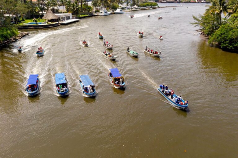 La alcaldesa de Boca del Río, Maryjose Gamboa Torales, encabezó la procesión en honor a la Señora de Santa Ana