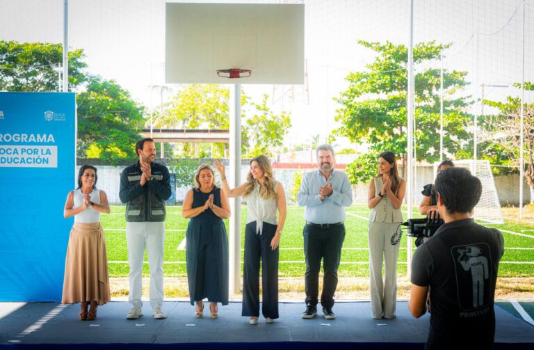 La Presidenta Municipal, Maryjose Gamboa, dio la bienvenida a los estudiantes de la Primaria Quetzalcóatl, de la colonia Carranza
