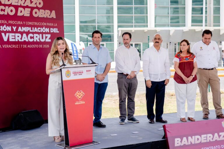 Alcaldesa de Boca del Río, Maryjose Gamboa, presente en el banderazo de inicio de la remodelación y ampliación del World Trade Center (WTC)