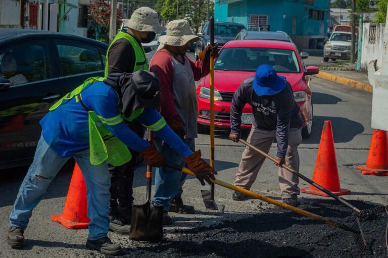 Como parte del Programa Permanente de Bacheo 2026, las cuadrillas municipales realizaron trabajos en  el fraccionamiento Galaxia