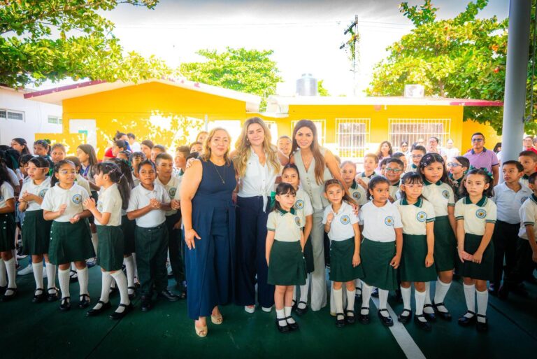 La Presidenta Municipal, Maryjose Gamboa, dio la bienvenida a los estudiantes de la Primaria Quetzalcóatl, de la colonia Carranza