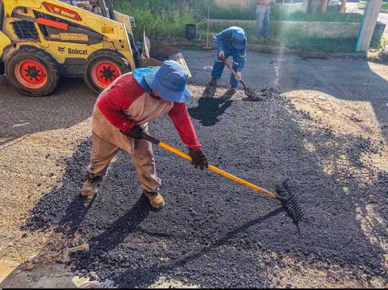 Cuadrillas de Bacheo realizaron trabajos en la calle Vicente Suárez, en la colonia Manantial, para mejorar las condiciones de la vialidad