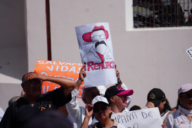 Marcha en Xalapa. “¡Ramos Alor, renuncia!/Foto de Yerania Rolón