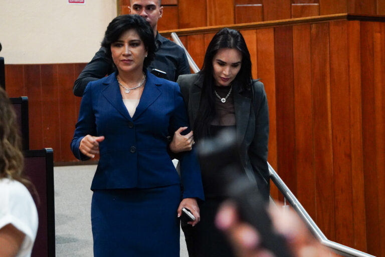 Dentro del recinto de sesiones, la diputada Elizabeth Morales fue vista con una joven a quien señalan como su asistente/Foto de Yerania Rolón