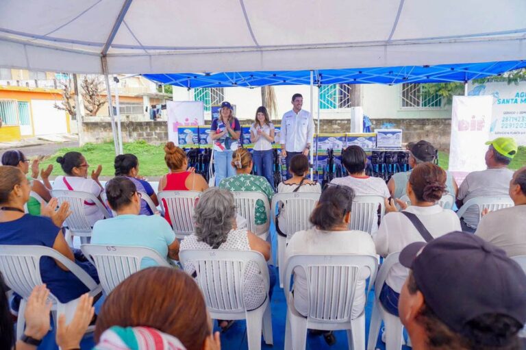 La presidenta del DIF Municipal de Boca del Río, María Paula Hakim Gamboa, entregó aparatos funcionales y pañales para adultos