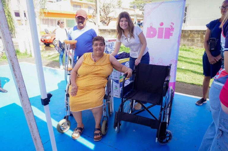 La presidenta del DIF Municipal de Boca del Río, María Paula Hakim Gamboa, entregó aparatos funcionales y pañales para adultos