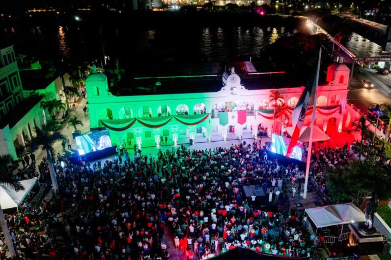 Maryjose Gamboa Torales, encabezó la ceremonia conmemorativa y se convirtió en la primera mujer en dar el Grito de Independencia en el municipio de Boca del Río