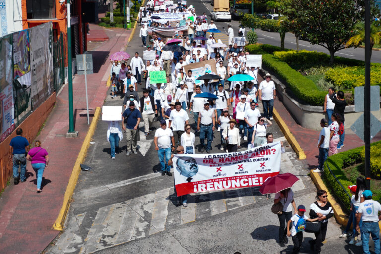 Marcha en Xalapa. “¡Ramos Alor, renuncia!/Foto de Yerania Rolón