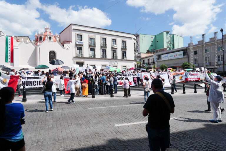Marcha en Xalapa. “¡Ramos Alor, renuncia!/Foto de Yerania Rolón