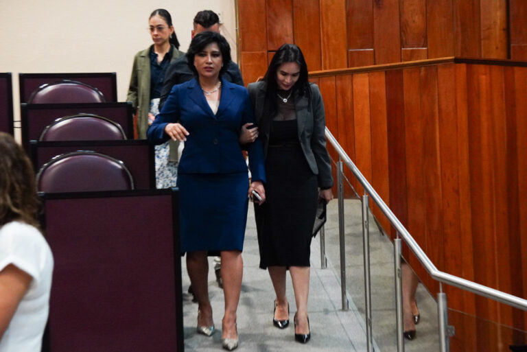 Dentro del recinto de sesiones, la diputada Elizabeth Morales fue vista con una joven a quien señalan como su asistente/Foto de Yerania Rolón