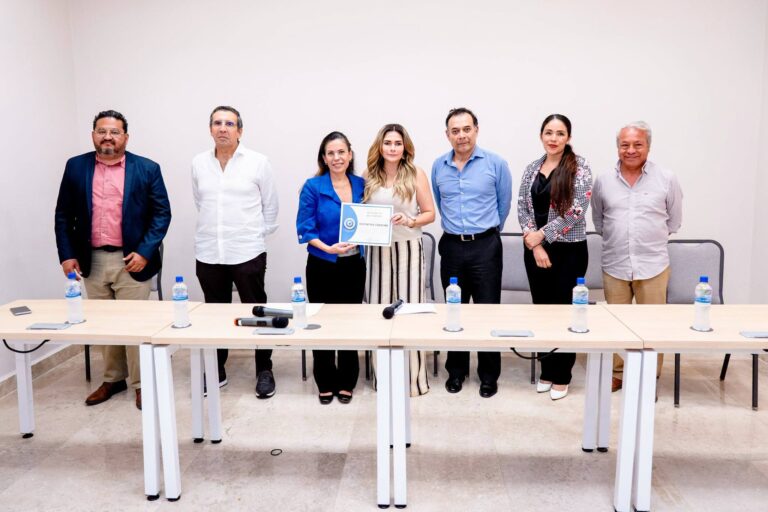 Alcaldesa Maryjose Gamboa recibe el reconocimiento para Boca del Río