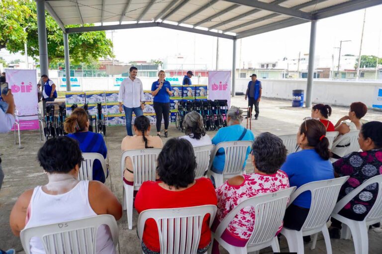 María Paula Hakim Gamboa, presidente del DIF municipal de Boca del Río, entregó apoyos a ciudadanos de diversas colonias