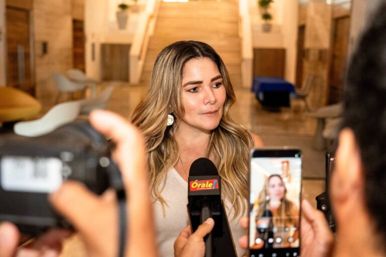 Alcaldesa Maryjose Gamboa recibe el reconocimiento para Boca del Río