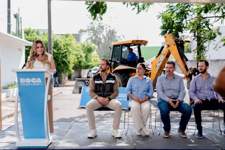 Alcaldesa Maryjose Gamboa Torales dio el banderazo de inicio de la rehabilitación con pavimento en concreto asfáltico de la calle Puerto Banderas