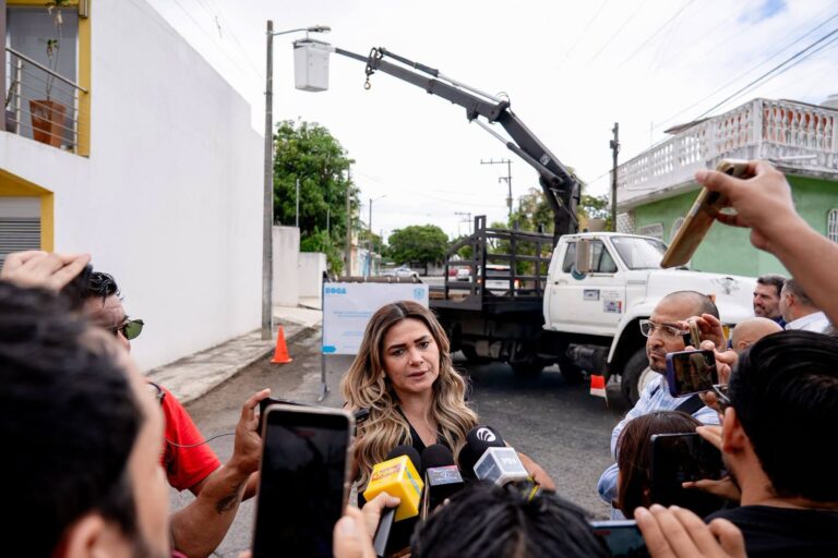 La alcaldesa de Boca del Río, Maryjose Gamboa Torales, puso en marcha el programa de rehabilitación del sistema de alumbrado público en la colonia Villa Rica