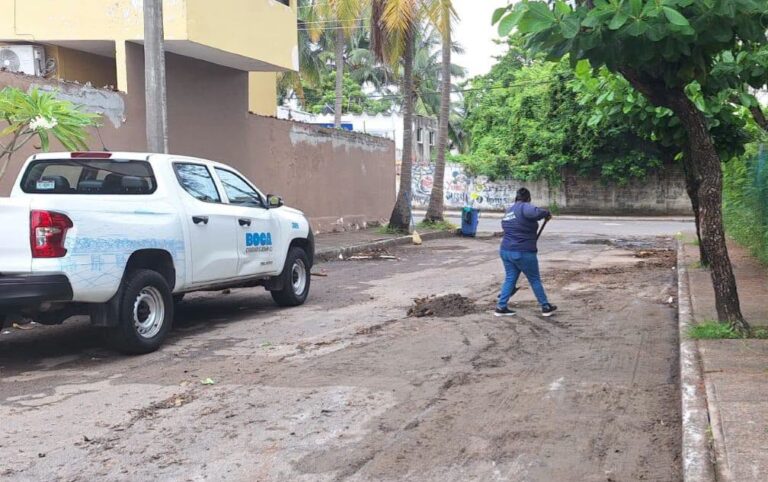 Alcaldesa de Boca del Río, Maryjose Gamboa Torales, instruyó el despliegue de maquinaria y personal para realizar labores de limpieza
